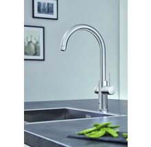 Küchenarmatur aus Metall mit hohem Auslauf neben einer Spüle