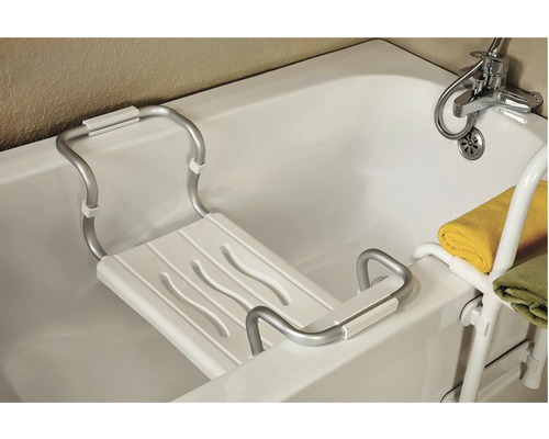 Planche de bain en plastique avec poignées en métal dans la baignoire