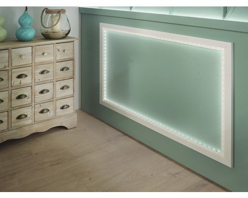 Scène avec commode et panneau mural avec éclairage LED