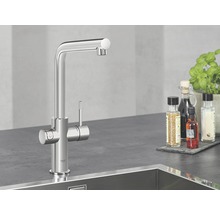 Küchenarmatur mit hohem Auslauf und separaten Griffen für Kalt- und Warmwasser