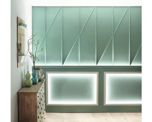 Panneau mural décoratif avec design géométrique et éclairage dans une pièce lumineuse.