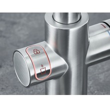 Detailaufnahme einer Küchenarmatur mit Sicherheitssymbol und Tassensymbol