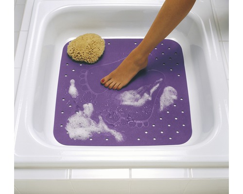 Baignoire avec tapis de bain, éponge de bain et pied