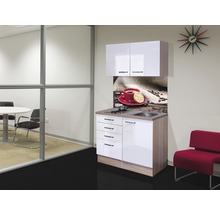 Kleine Küche mit Hängeschrank, Spüle, Kochfeld und Schubladen in einem Büroraum.