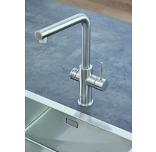 Küchenarmatur aus Metall mit hohem Auslauf neben Spüle