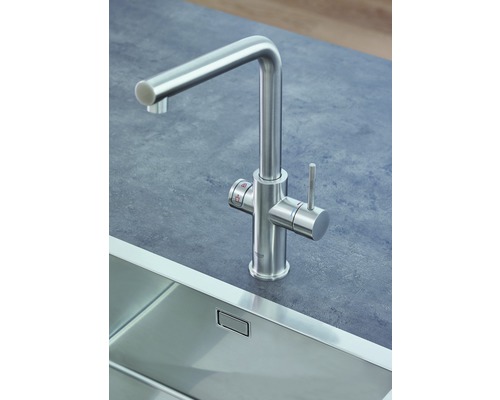 Küchenarmatur aus Metall mit hohem Auslauf neben Spüle