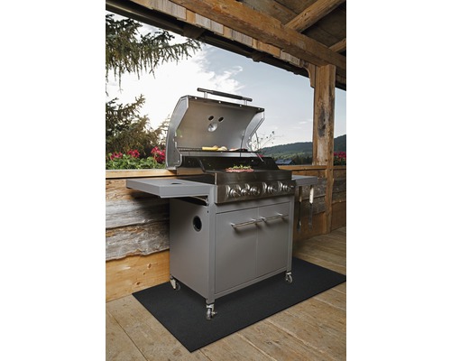 Station de barbecue avec barbecue et structure sur une terrasse