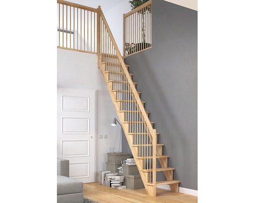 Holztreppe mit Geländer in einem Wohnraum