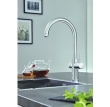 Küchenarmatur aus Chrom mit hohem Auslauf und Einhebelmischer neben einem Spülbecken.