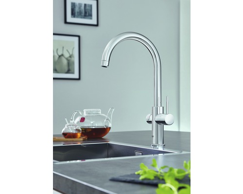 Küchenarmatur aus Chrom mit hohem Auslauf und Einhebelmischer neben einem Spülbecken.