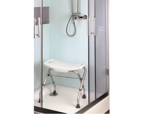 Tabouret de douche dans la zone de douche avec paroi en verre et robinetterie