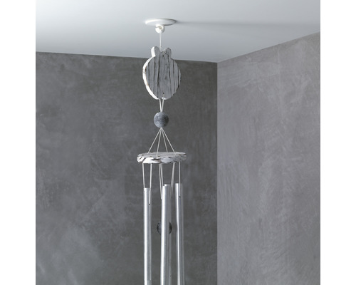 Windspiel mit Holz- und Metallelementen, aufgehängt an der Decke.