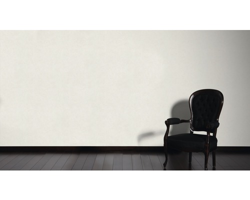 Dekorative Szene mit einem Sessel vor einer Wand auf einem Holzboden