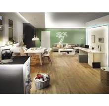 Espace de vie lumineux avec table à manger, canapé, bureau et parquet