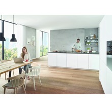 Helle Küche mit Holzboden, Esstisch und Personen