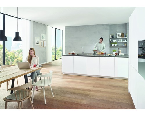 Helle Küche mit Holzboden, Esstisch und Personen