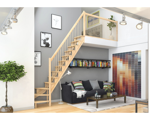 Salon avec escalier en bois menant à la mezzanine, bibliothèque et canapé