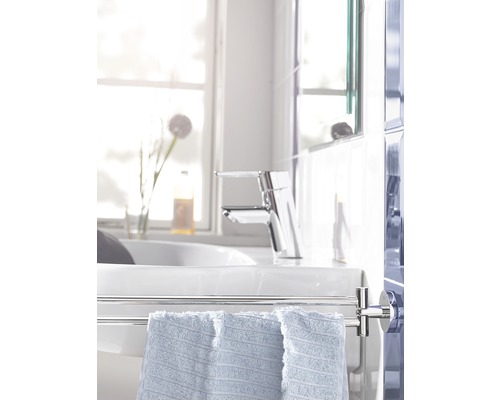 Helles Badezimmer mit Waschbecken, Armatur und Handtuchhalter