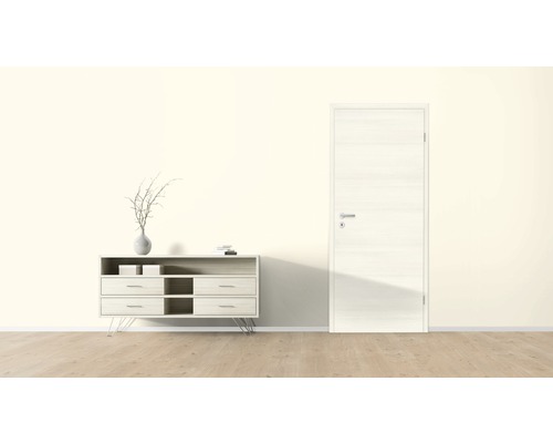 Helles Zimmer mit Kommode, Dekoration und Innentür