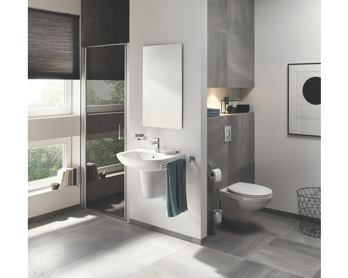 Modernes Badezimmer mit Waschbecken, Toilette und Duschkabine