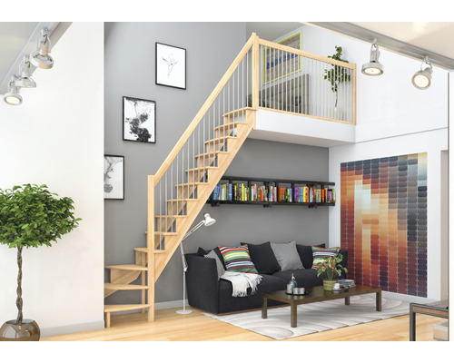 Wohnzimmer mit Holztreppe, Sofa und Bücherregal