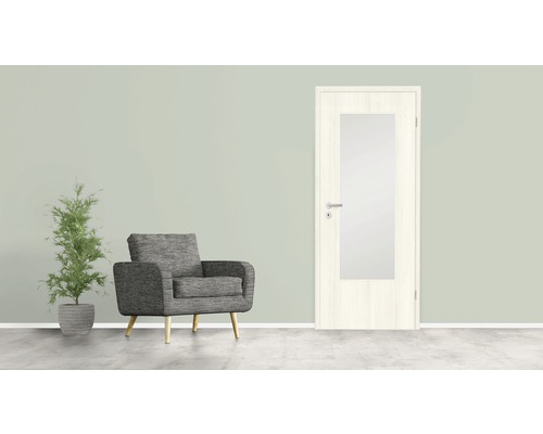 Intérieur avec porte, fauteuil et plante d''intérieur