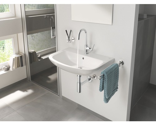 Salle de bain moderne avec lavabo, robinet, porte-serviettes et douche.