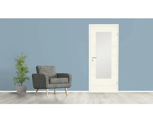 Ambiance d''intérieur avec porte à insert en verre, fauteuil et plante d''intérieur