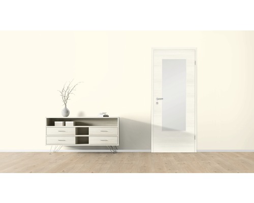 Pièce lumineuse avec commode et porte avec insert en verre