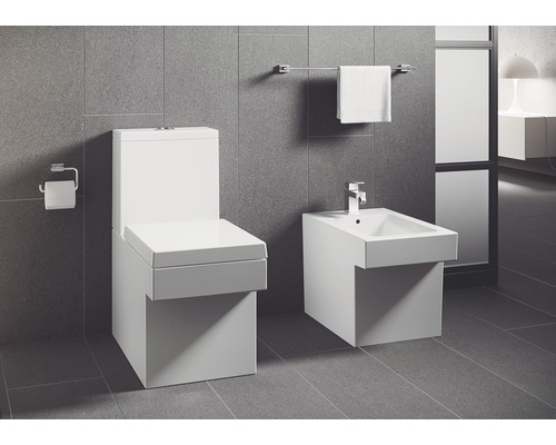 Salle de bains moderne avec toilettes et bidet au design carré