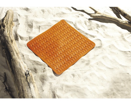 Quadratische Duschmatte mit Wellenmuster und Saugnäpfen auf Sand