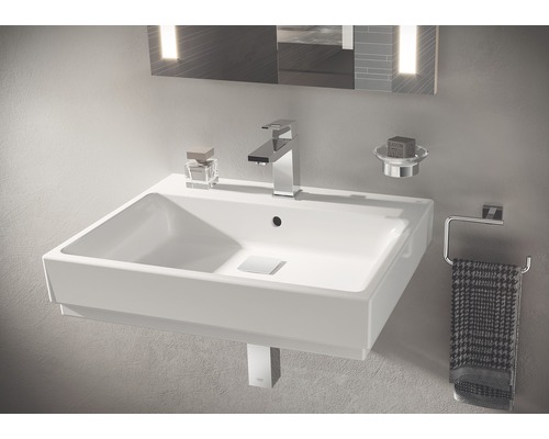 Salle de bains moderne avec lavabo, robinet, porte-savon et porte-serviettes