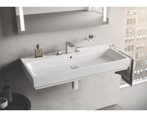 Salle de bains moderne avec lavabo blanc, robinet et porte-serviettes