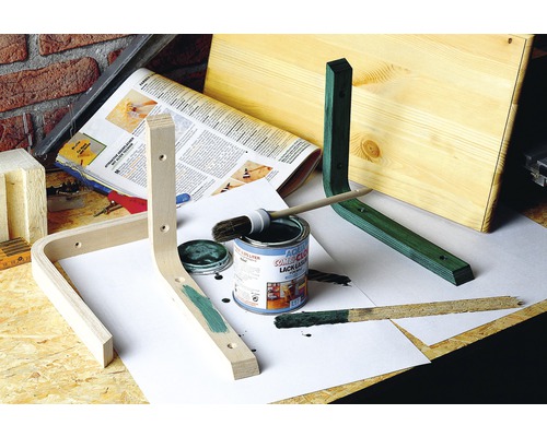Scène d''atelier avec des pièces de bois, un pot de peinture, un pinceau et de la peinture