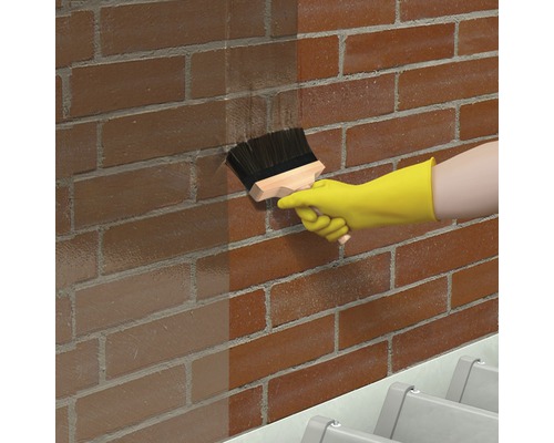 Application d''un produit d''imprégnation au pinceau sur un mur en briques