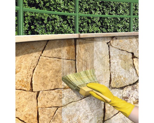 Nettoyage du mur extérieur avec brosse et gants