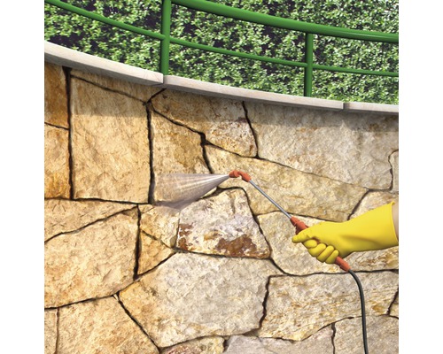 Nettoyage d''un mur en pierre avec un nettoyeur haute pression