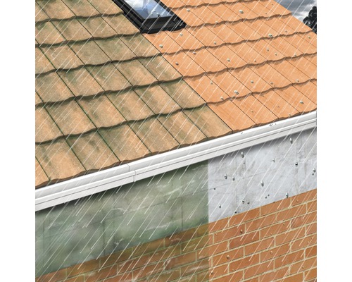 La pluie tombe sur un toit avec une fenêtre de toit, une gouttière et des tuiles.