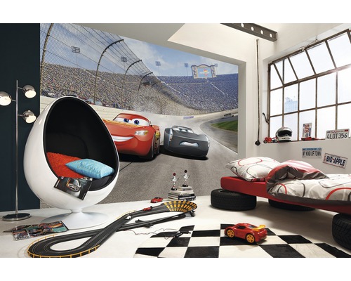 Kinderzimmer mit Rennwagen Tapete, Ei-Sessel und Autorennstrecke
