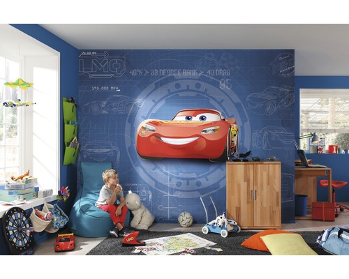 Chambre d''enfant avec une peinture murale d''une voiture de course rouge, un pouf et des jouets