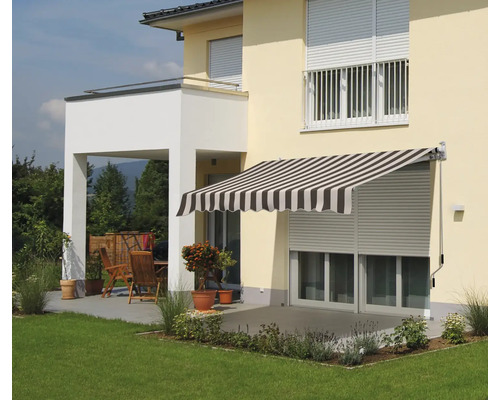 Façade de maison avec store et volet roulant pour terrasse