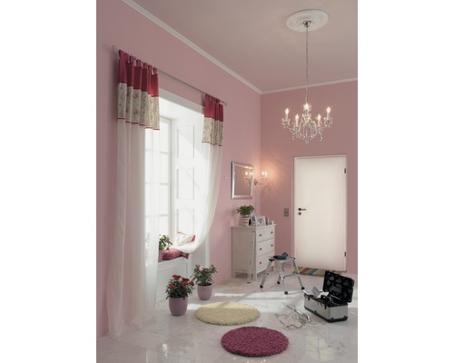 Rosa Zimmer mit Fenster, Vorhängen, Kommode, Spiegel, Kronleuchter, Tür, Werkzeugkasten und runden Teppichen