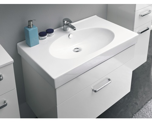 Weisser Waschtischunterschrank mit Waschbecken und Armatur im Badezimmer.