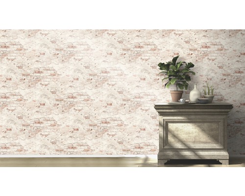 Wohnraum mit Tapete in Ziegeloptik und Kommode mit Pflanzen