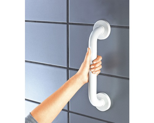 Main tenant une barre d''appui blanche dans une salle de bain, fixée au mur