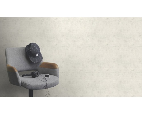 Szene mit Stuhl, Mütze, Kopfhörern und Musikplayer vor einer Wand