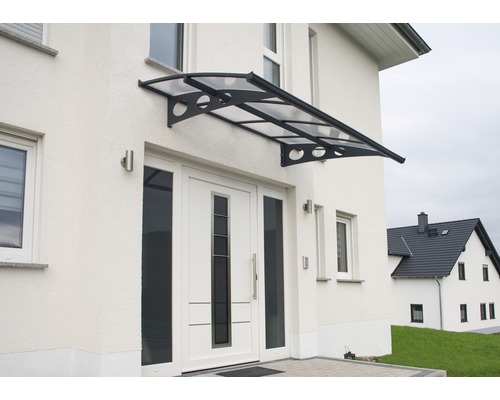 Auvent de porte d''entrée avec supports montés sur le mur de la maison