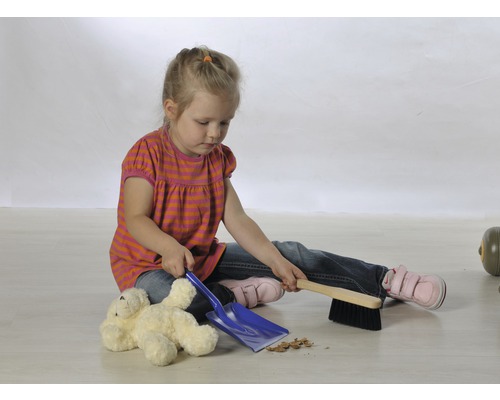Fille balayant avec une pelle et une brosse