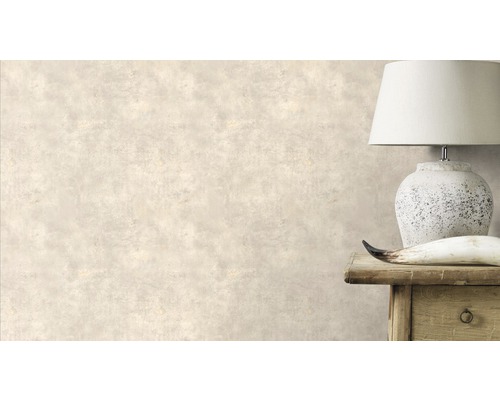 Espace de vie avec papier peint à motifs et lampe de table