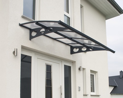 Auvent de porte d''entrée en plastique et métal à l''entrée de la maison